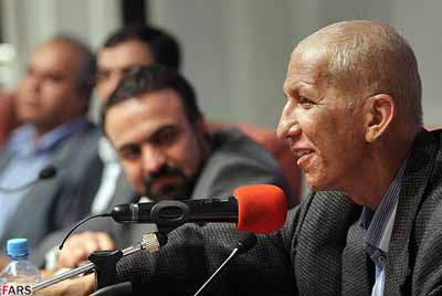 بیژن نوباوه در حال سخنرانی