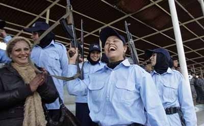 فارغ التحصیلی اولین گروه پلیس های زن در بغداد(تصویری)