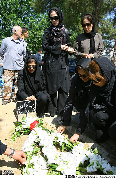 خاک سپاری حمیده خیرآبادی (تصویری) www.TAFRIHI.com
