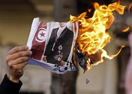 آتش زدن عکس زین العابدین بن علی رئیس جمهور تونس در اعتراضات مردمی 