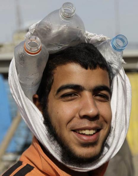  عکس   ابتکار جوان مصری برای ضدضربه کردن سر در مقابل ضربات باتوم(عکس)