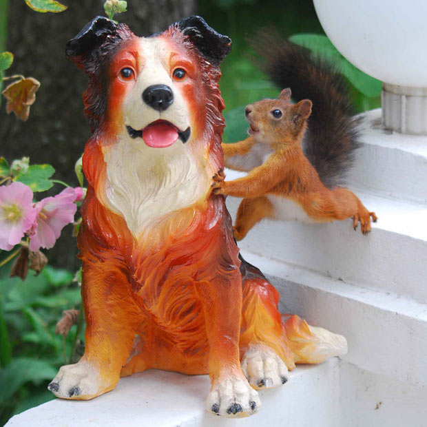 سنجاب و مجسمه سگ