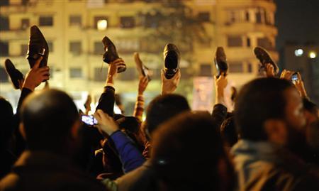 تعدادی از معترضین در میدان تحریر قاهره به نشانه مخالفت و اعتراض کفش های خود را در هنگام سخنرانی مبارک بالا بردند.