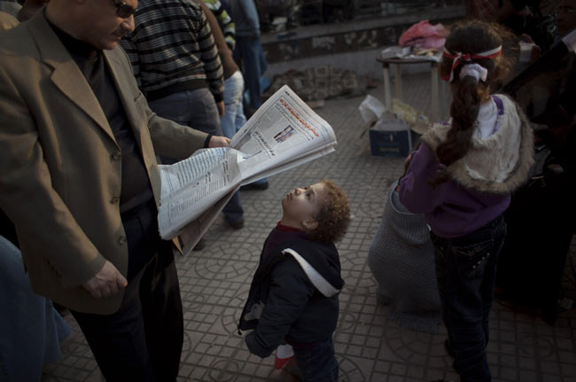 کودک روزنامه خوان