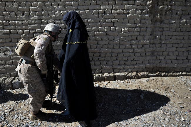 بازرسي يك زن افغان