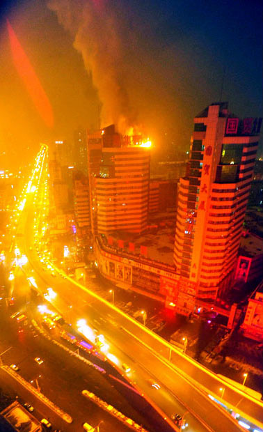 آتش گرفتن ساختمان 20 طبقه
