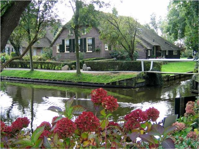 دهکده ای زیبا در هلند بدون خیابان و ماشین(تصویری)