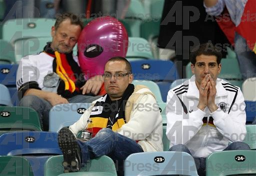 اشک و لبخندحاشیه های بازی آلمان-اسپانیا(تصویری) www.TAFRIHI.com
