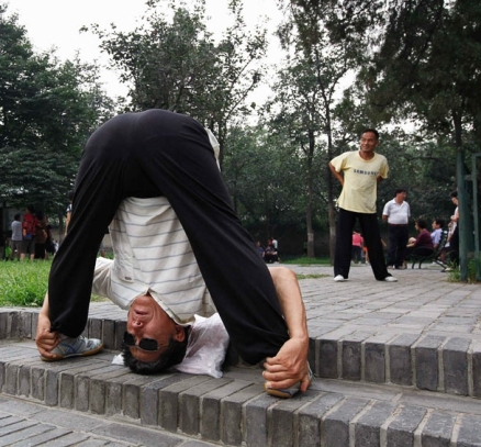 ورزش صبحگاهی یک مرد چینی در پارکی در پکن