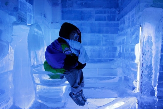 نشستن یک کودک روی یک توالت فرنگی یخی