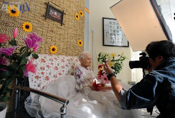 پیرزن 101 ساله دوباره عروس شد!+ عکس www.TAFRIHI.com