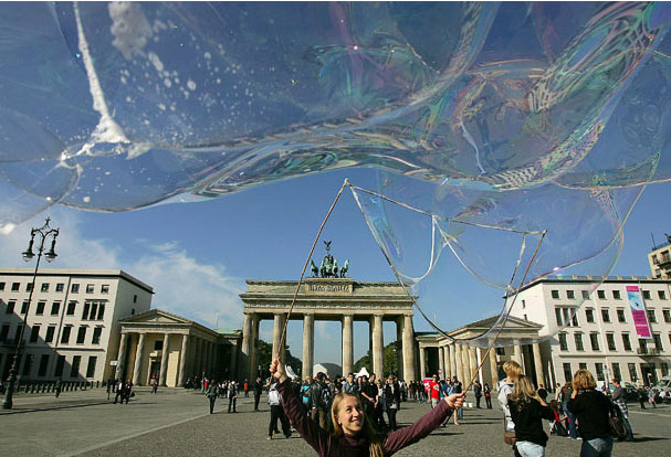 حباب بازی یک نوجوان دختر آلمانی در برلین 