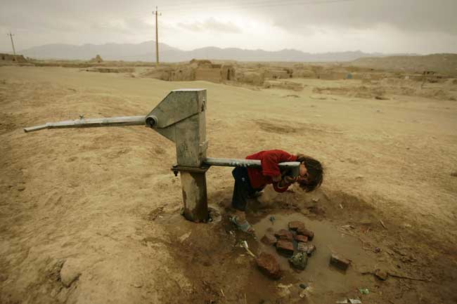 عکس دختر افغان در پی یه قطره آب