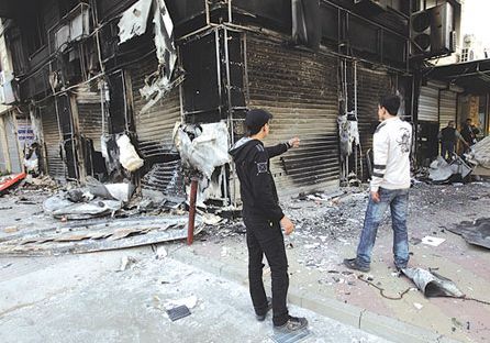 مغازه های سوخته در شهر لاذقیه سوریه پس از درگیری معترضین و پلیس