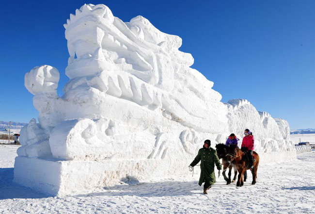 مجسمه بزرگ برفی