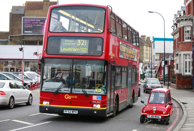 کوچکترین اتوموبیل دنیا کنار اتوبوس دو طبقه در لندن + عکس - جالبترین