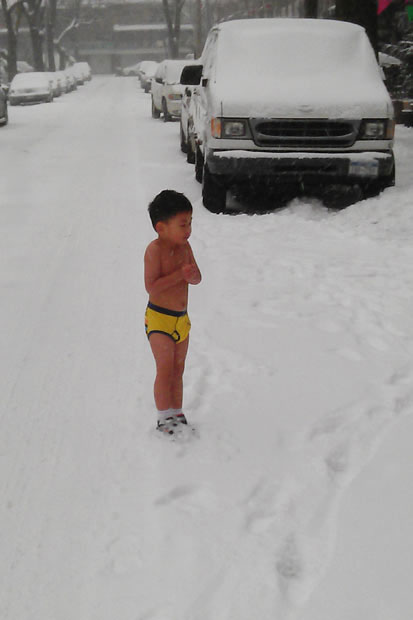 پسربچه چینی در برف