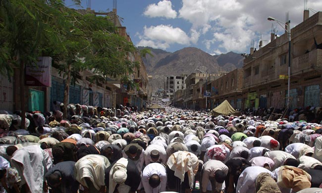نماز جماعت معترضان يمني