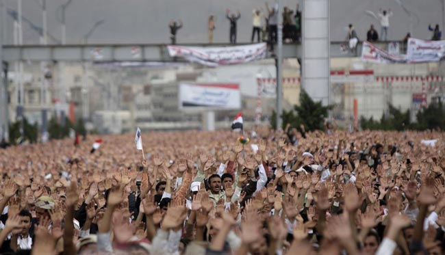 یصرخ "جیدة" تسیر جنبا إلى احتجاجات المعارضة احتجاج المتظاهرین فی صنعاء Shout "good"go hand in opposition protesters protest protests in Sana