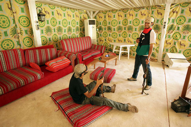 انقلابيون ليبي در خيمه قذافي