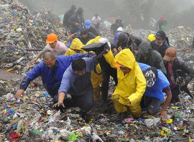 قربانیان توفان از زیر آوار در فیلیپین