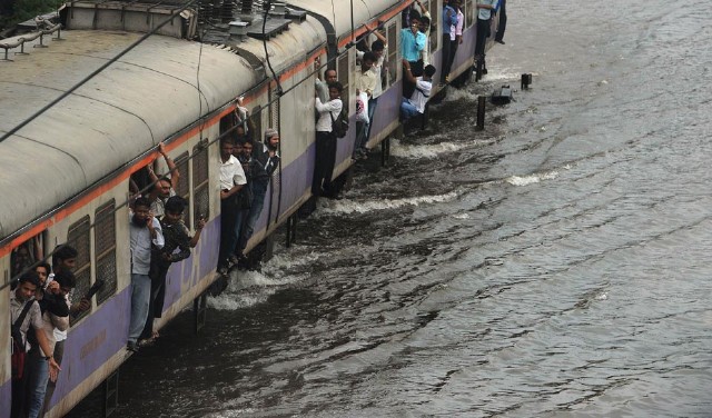  سیل در ایستگاه قطار بمبئی