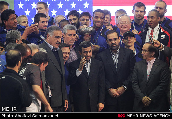 عکس یادگاری و دست دادن احمدی نژاد با همه آمریکایی ها