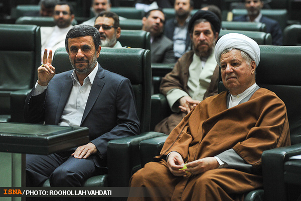 علامت پیروزی احمدی نژاد