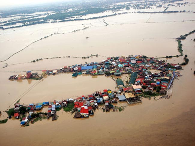 مانیل زیر سیلاب