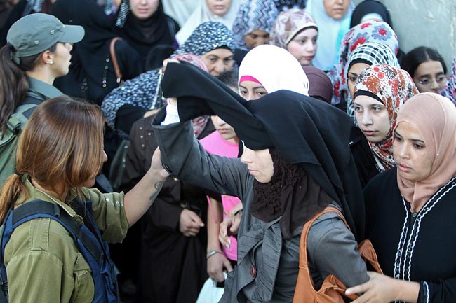 بازرسی زنان فلسطینی