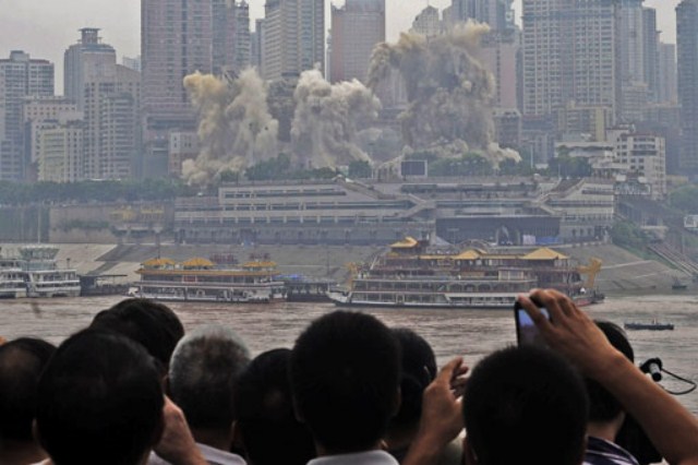 منفجر کردن یک هتل 33 طبقه در شهر چونگینگ چین