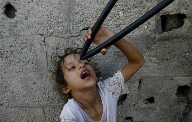 تلاش دختر بچه فلسطینی برای نوشیدن آب