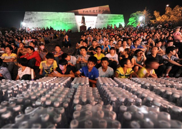توزیع آب و اقلام غذایی میان زلزله زدگان چینی