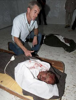 سفیر آمریکا بر سر جنازه قذافی