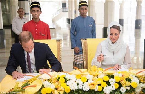 عروس خاندان سلطنتی بریتانیا در مسجد +تصاویر
