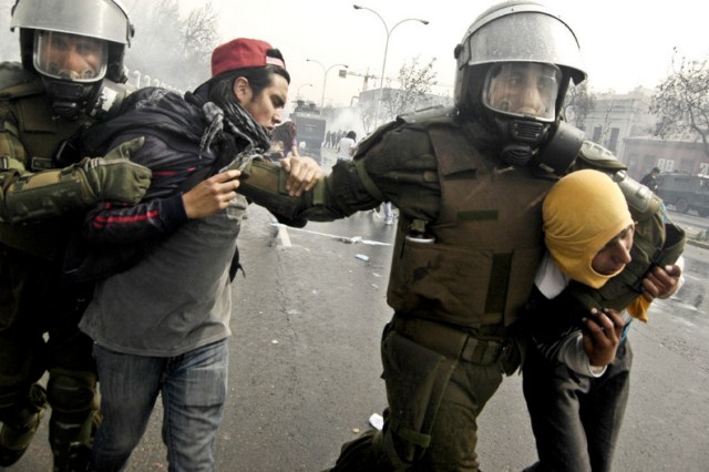 سرکوب تظاهرات اعتراضی دانشجویان شیلی 