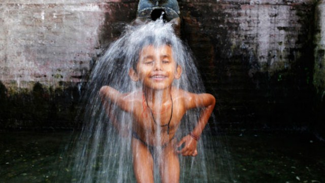 آب تنی یک کودک نپالی 