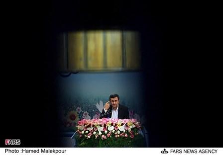 243106 553 صادق زیباکلام : احمدی نژاد در پی تطهیر خودش است / همین طور ادامه بدهد مجلس برکنارش می کند