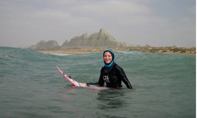 روایت زن ایرلندی از موج سواری در سواحل چابهار+عکس
