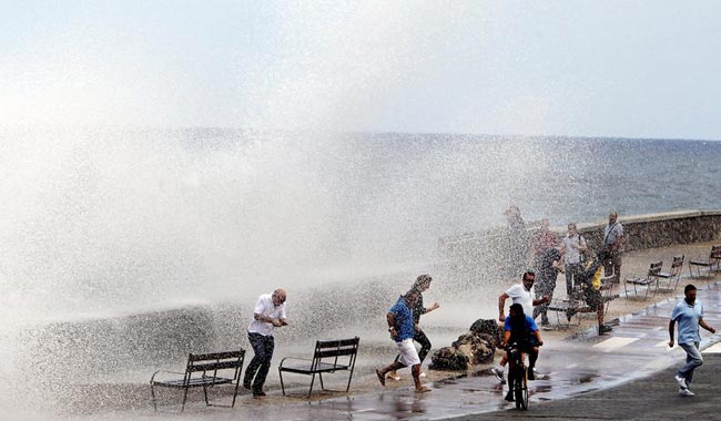 توفان در ساحل سن سباستین اسپانیا 