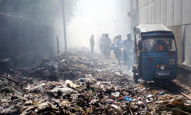 زباله های انباشته شده در خیابان های کراچی 1
