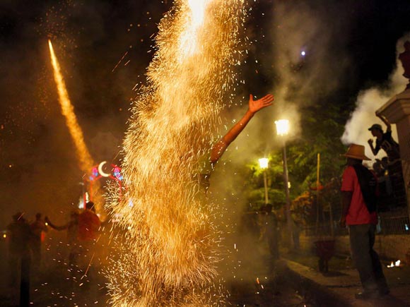  آتش بازی در فستیوال پارانداس