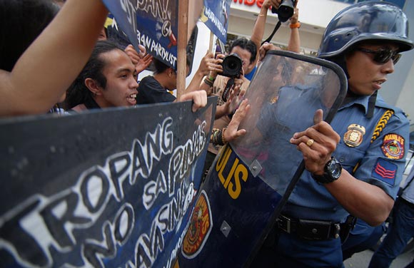 تظاهرات در مقابل سفارت آمریکا در مانیل