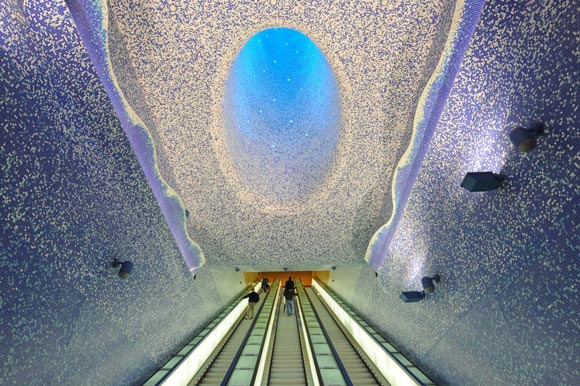  رنگ آمیزی ایستگاه مترو در ناپل ایتالیا