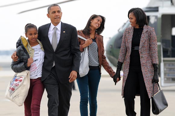 بازگشت اوباما و خانواده اش از فرودگاه شیکاگو به واشنگتن