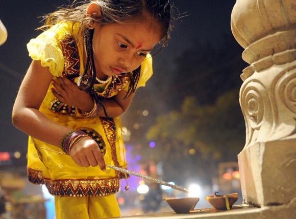 روشن کردن شمع در راجستان هند