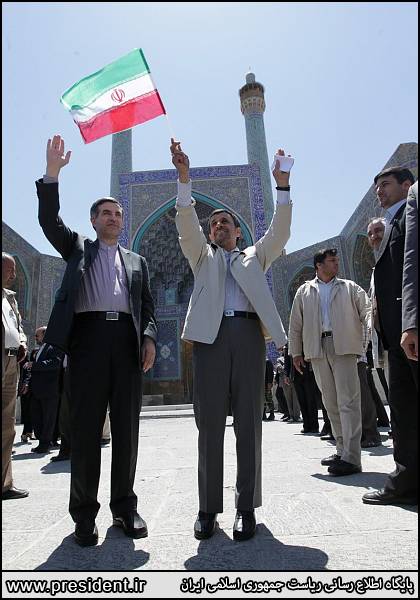 احمدي‌نژاد در اصفهان هم "پرچم" را به "مشايي" داد +عکس ( دنیای اقتصاد - خسرو یعقوبی )