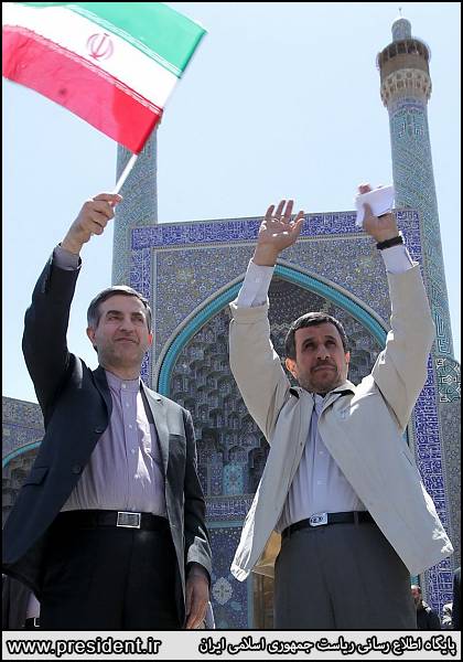 احمدي‌نژاد در اصفهان هم "پرچم" را به "مشايي" داد +عکس ( دنیای اقتصاد - خسرو یعقوبی )