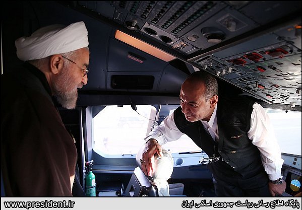 روحانی در کابین خلبان(عکس)