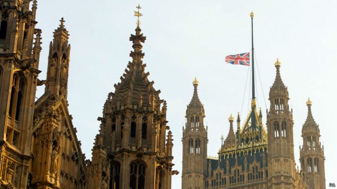 انتقاد از نیمه‌ افراشته کردن پرچم‌ بریتانیا برای درگذشت پادشاه عربستان